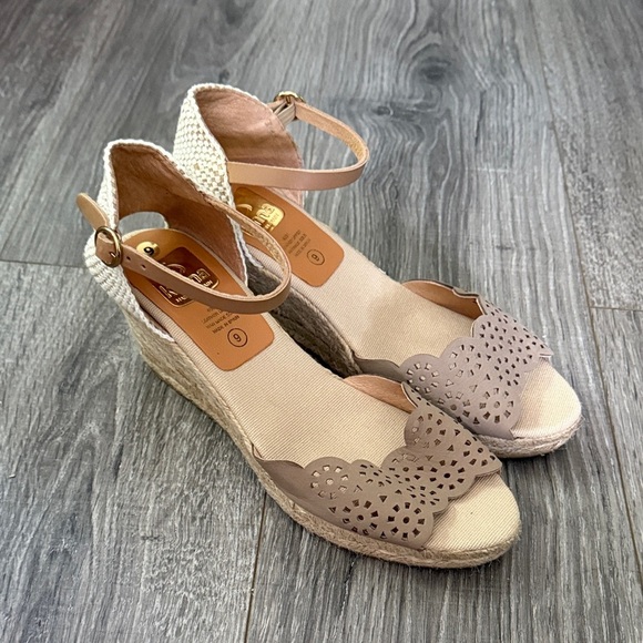 Elegant Beige Wedge Sandals - Picture 1 of 8
